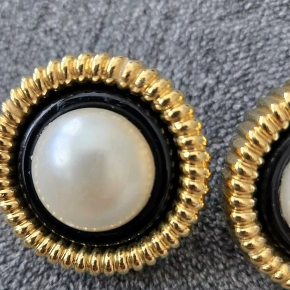 Vintage 80s Authenticated Chanel Gold Tone Faux Pearl Round Clip On Earrings/COA - Picture 2 of 8